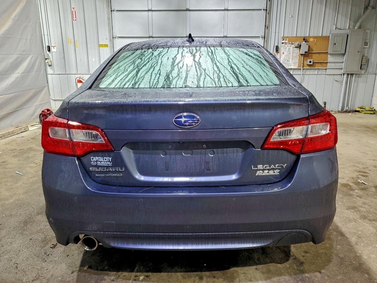 Subaru Legacy 2.5i Limited Image 10